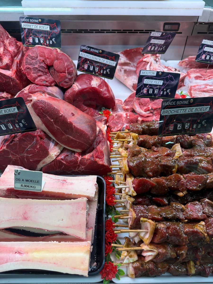 Brochettes de bœuf maison et foie de veau présentés au comptoir