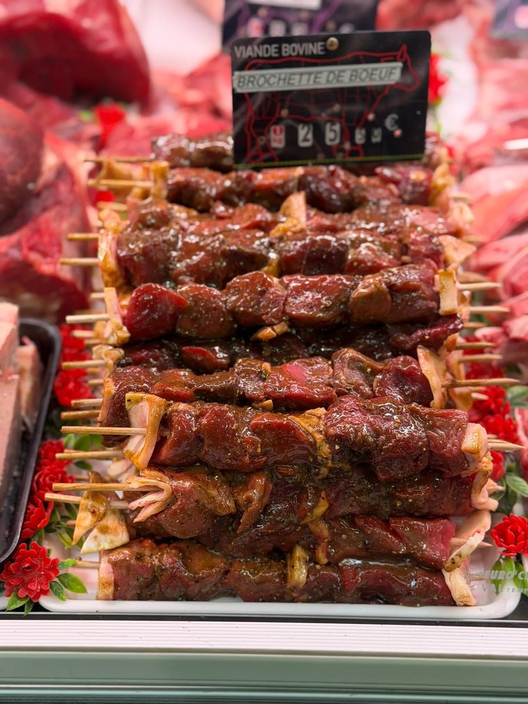 Brochettes de bœuf marinées préparées maison à la boucherie
