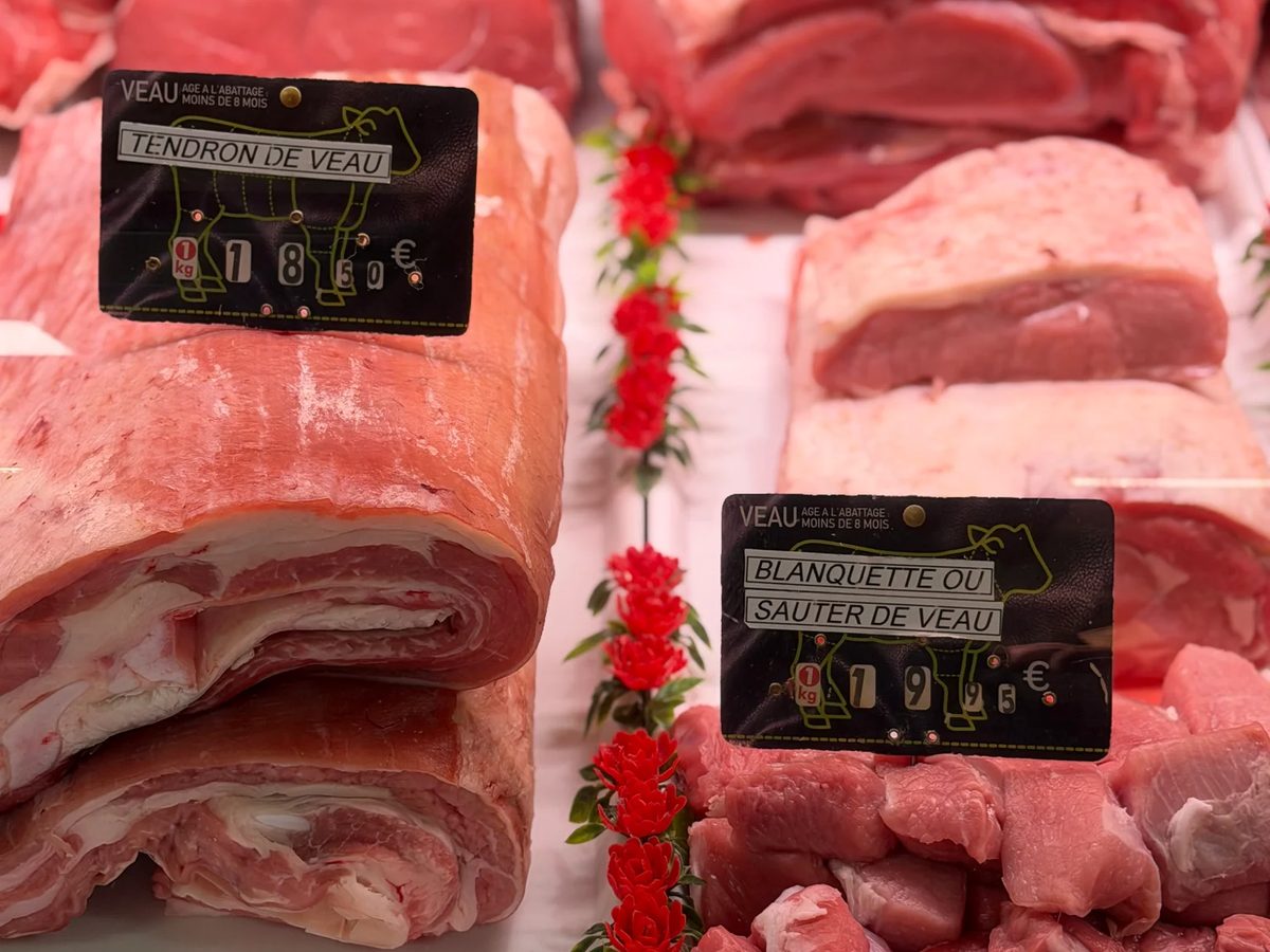 Étal de la Boucherie Dodin : grenadin de veau, blanquette et pièces de porc