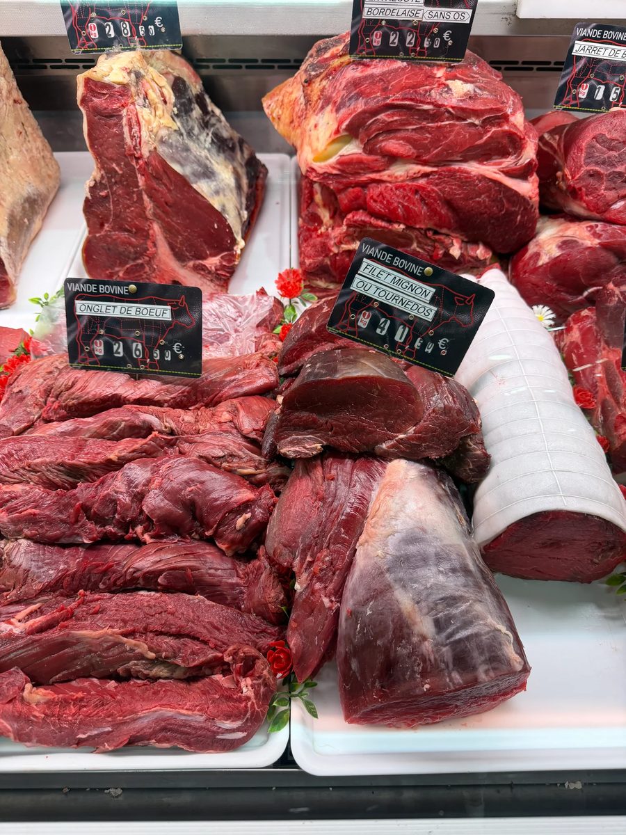 Pièces de bœuf françaises, rôtis et basse côte travaillés à la boucherie
