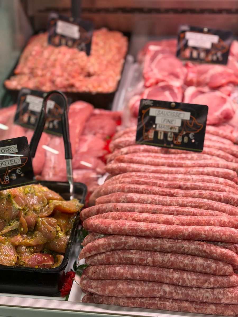 Chipolatas maison et araignées de porc marinées sorties du laboratoire
